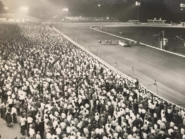 Large crowd at Roosevelt Raceway